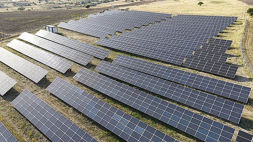 Karbon ayak izini azaltmak için kullanılan güneş enerjisi sistemleri, sürdürülebilir kalkınma ve çevre koruma açısından kritik öneme sahiptir. Bu görsel, fosil yakıt tüketimi yerine temiz enerji kullanımını simgeler.