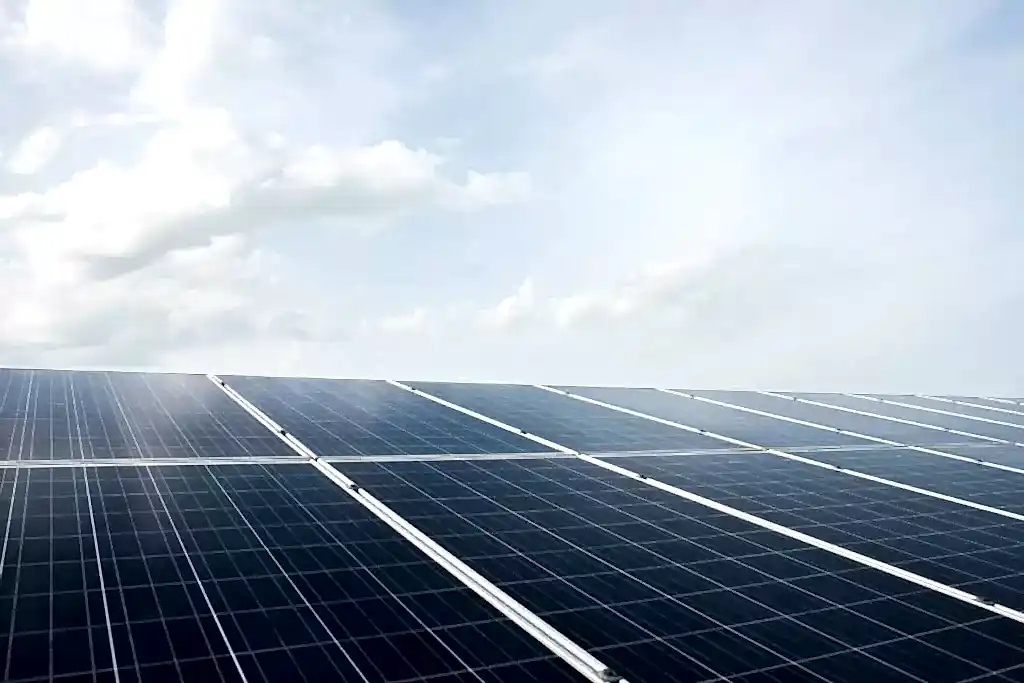 Çatı üzeri güneş enerji sistemi (Çatı GES) ile temiz enerji üretimi ve karbon emisyonunun azaltılması