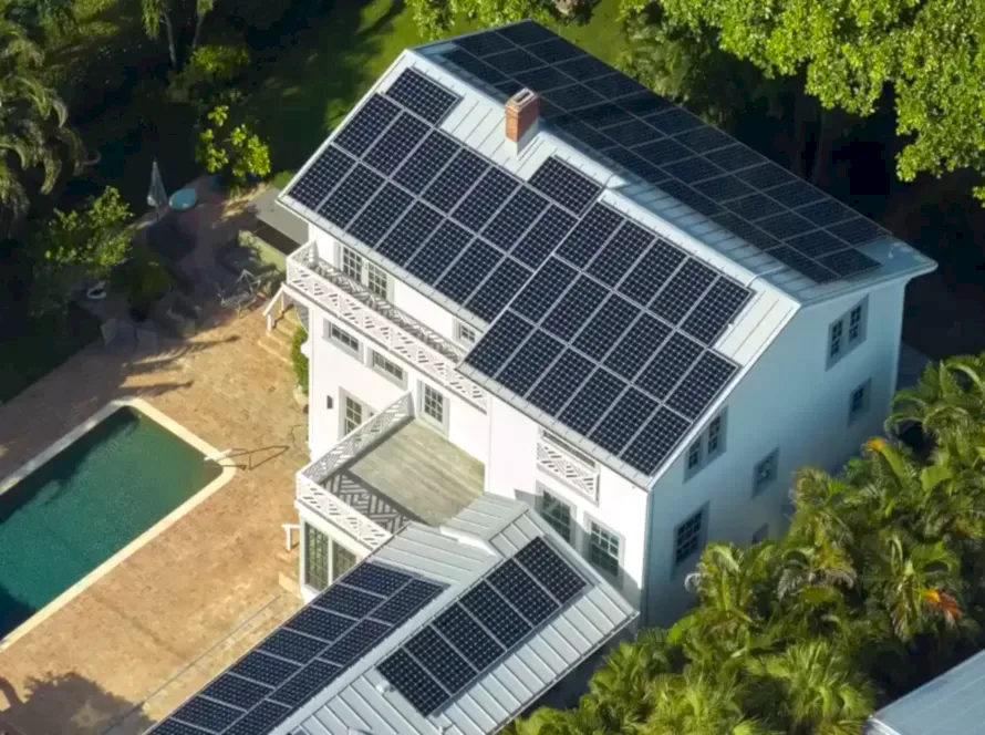 Ev çatısında güneş fotovoltaik panelleri, ev tipi güneş enerji sistemleriyle temiz ve ekolojik enerji üretimi.